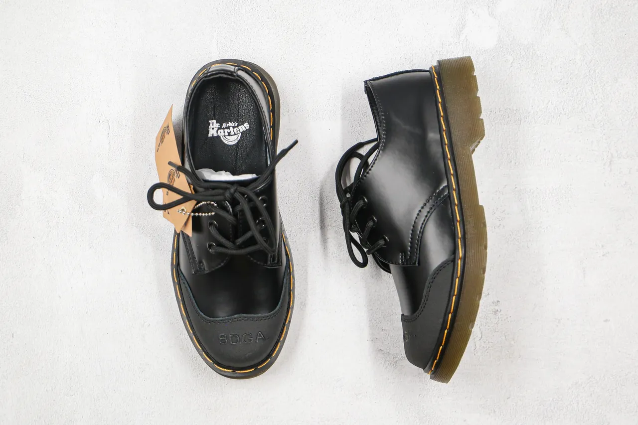 Dr. Martens 1461 Chaussures Oxford en cuir lisse noir et beige avec embout contrasté 9