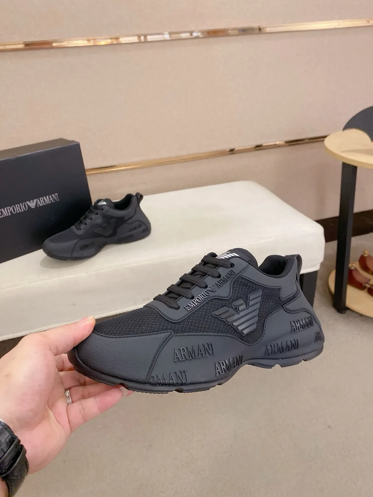 Emporio Armani কালো একরঙা এমবসড ব্র্যান্ডিং লাইফস্টাইল স্নিকার 3