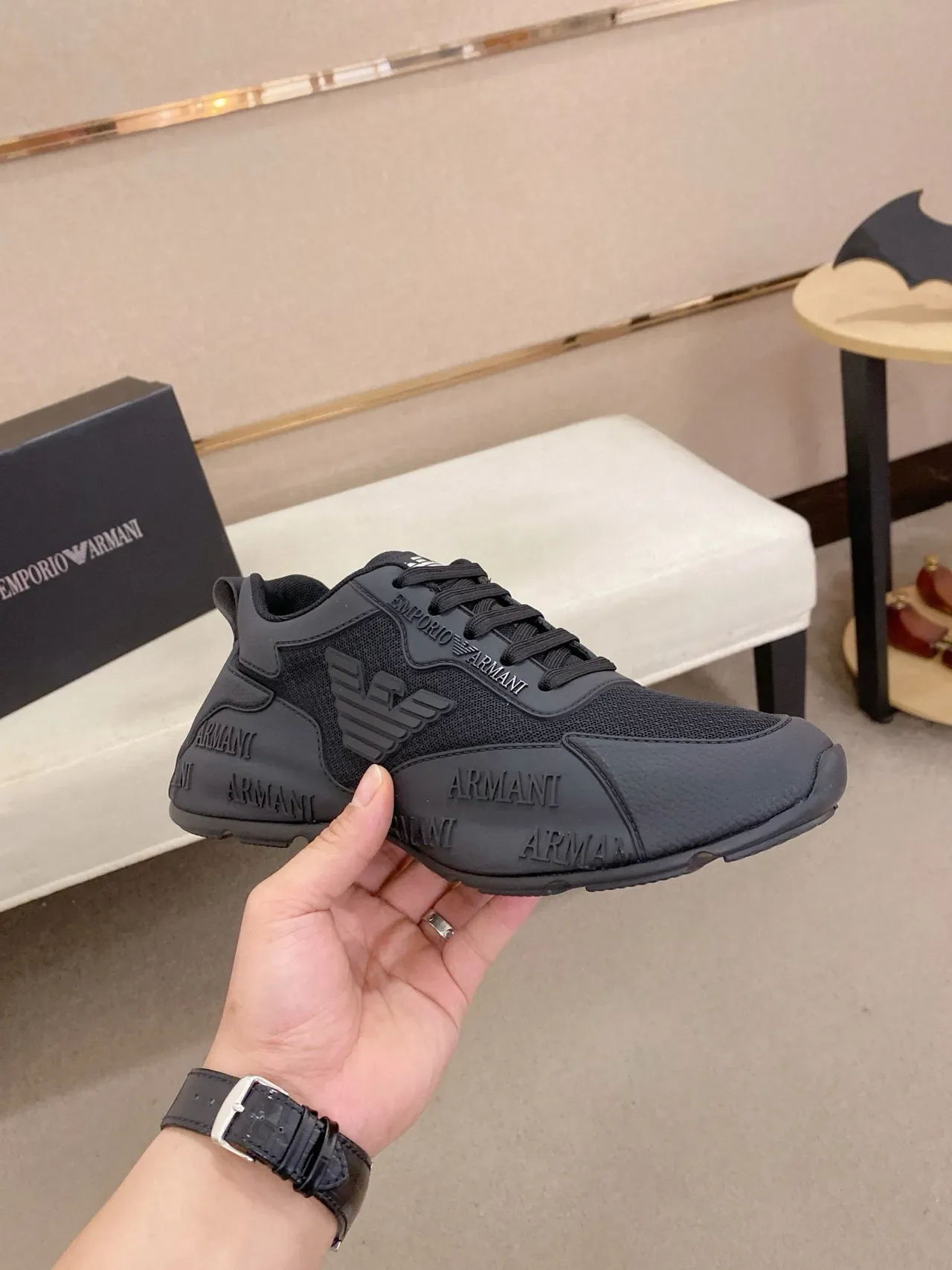 Emporio Armani কালো একরঙা এমবসড ব্র্যান্ডিং লাইফস্টাইল স্নিকার 4