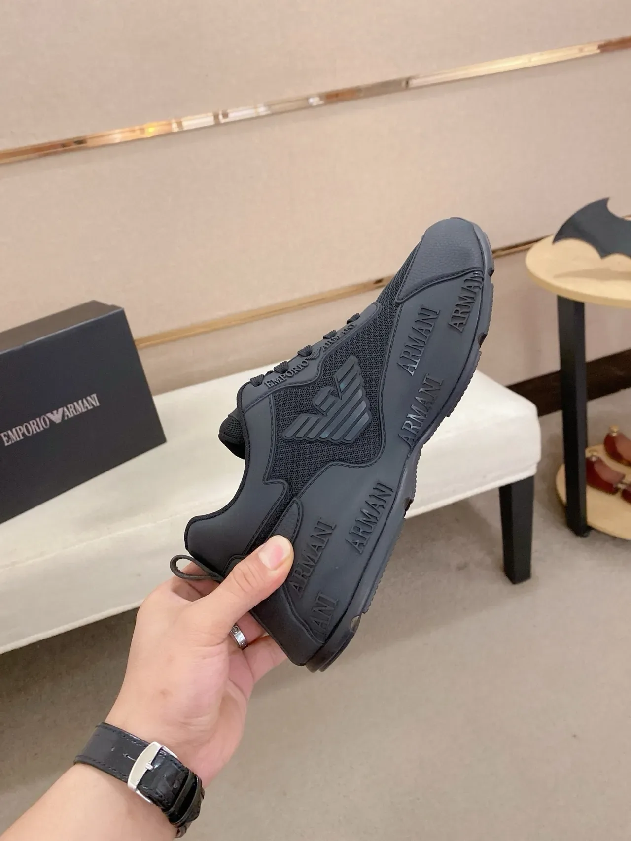 Emporio Armani কালো একরঙা এমবসড ব্র্যান্ডিং লাইফস্টাইল স্নিকার 5