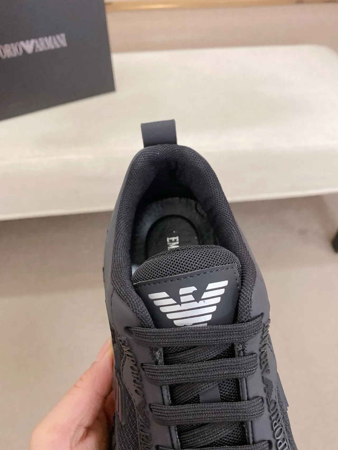 Emporio Armani কালো একরঙা এমবসড ব্র্যান্ডিং লাইফস্টাইল স্নিকার 6