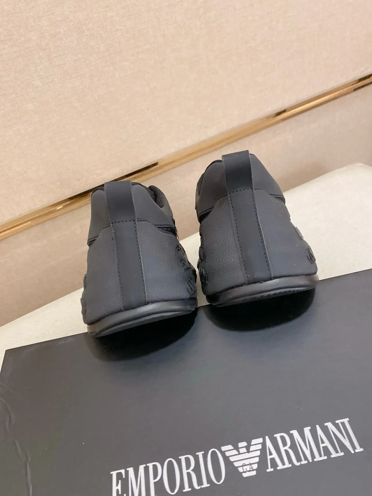 Emporio Armani কালো একরঙা এমবসড ব্র্যান্ডিং লাইফস্টাইল স্নিকার 8