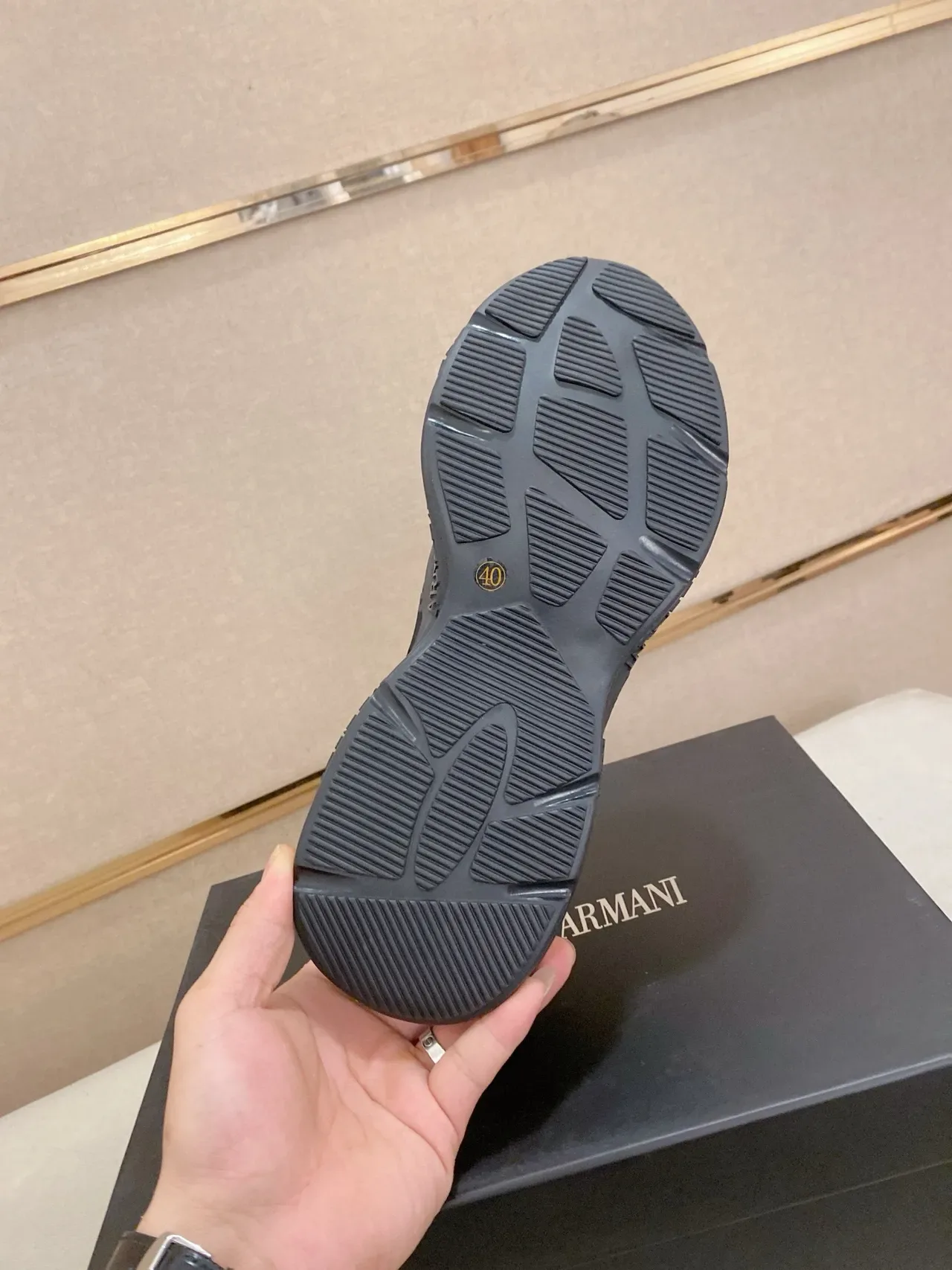 Emporio Armani কালো একরঙা এমবসড ব্র্যান্ডিং লাইফস্টাইল স্নিকার 9
