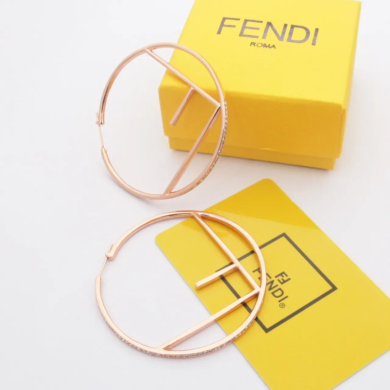 Fendi FF Hoop brincos aro dourados prateados motivo geométrico abertos 8