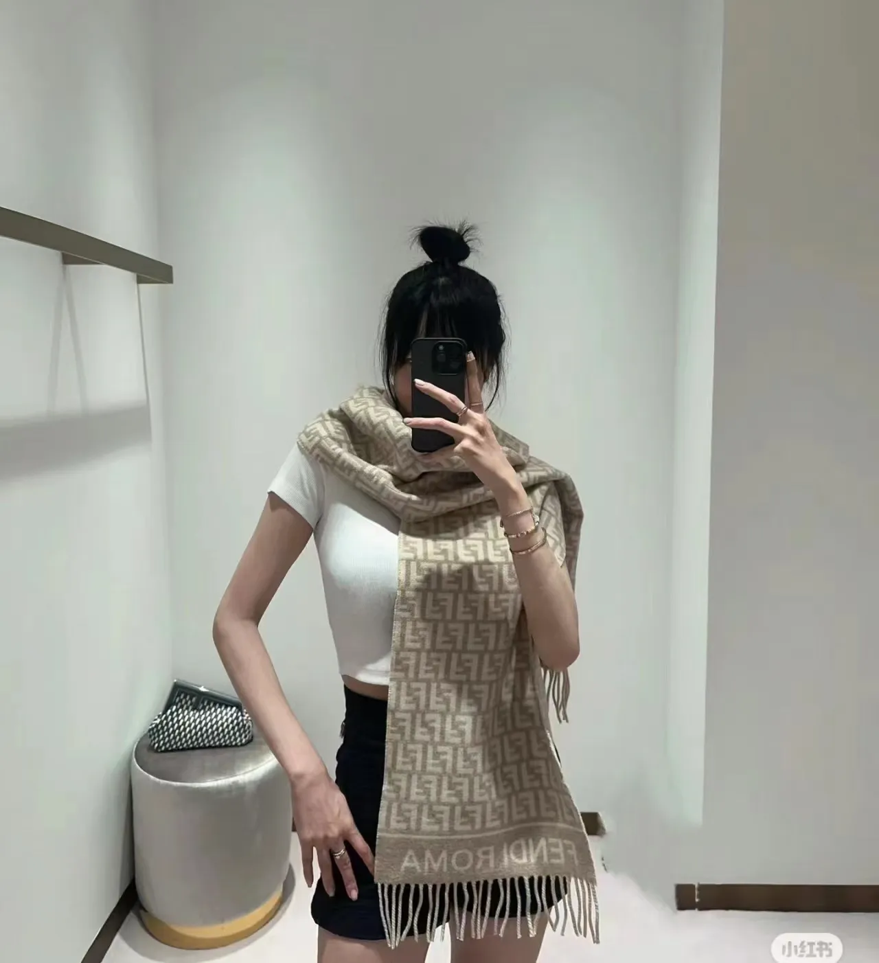 Fendi FF Roma Monogram Écharpe en Cachemire Beige et Crème 2