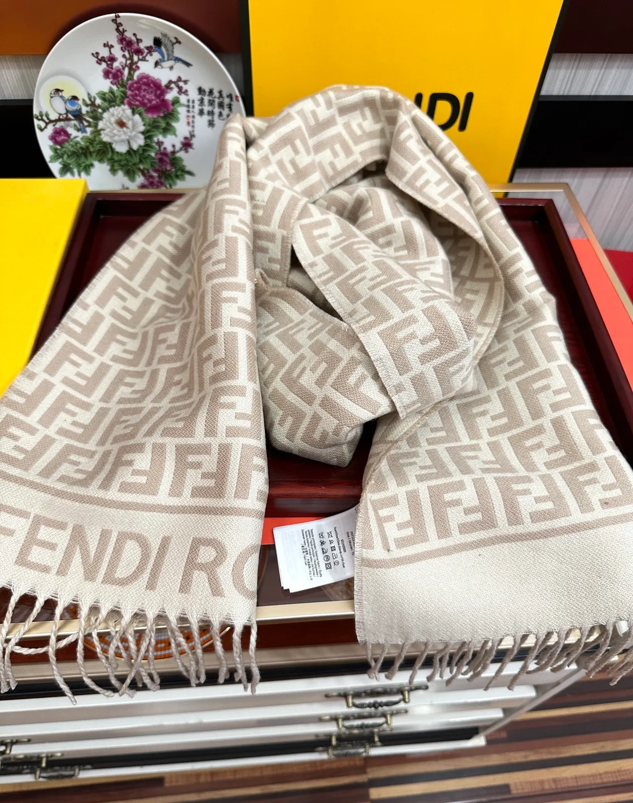 Fendi FF Roma Monogram Écharpe en Cachemire Beige et Crème 5