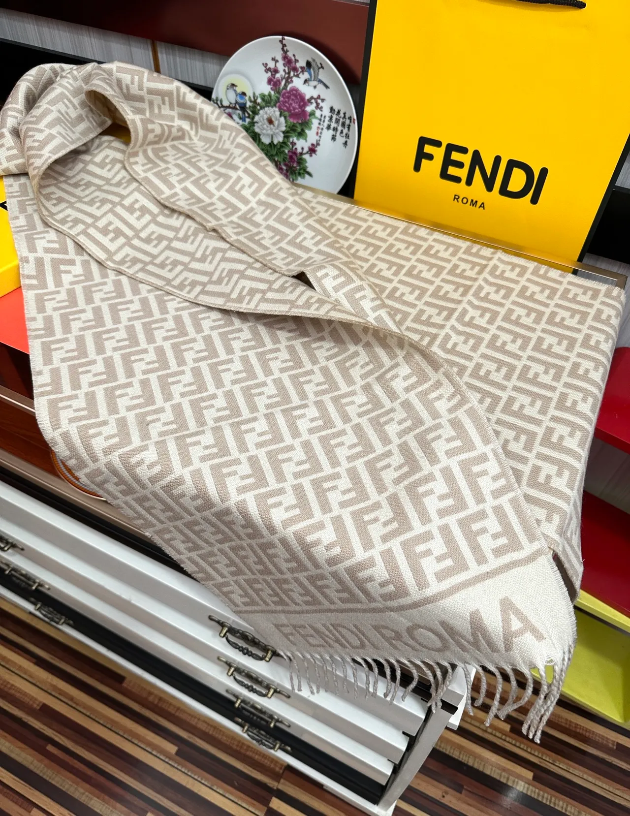 Fendi FF Roma Monogram Écharpe en Cachemire Beige et Crème 6