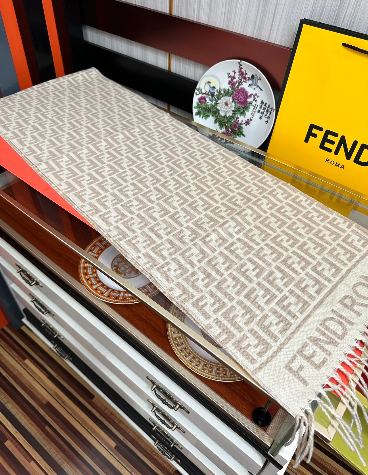 Fendi FF Roma Monogram Écharpe en Cachemire Beige et Crème 7