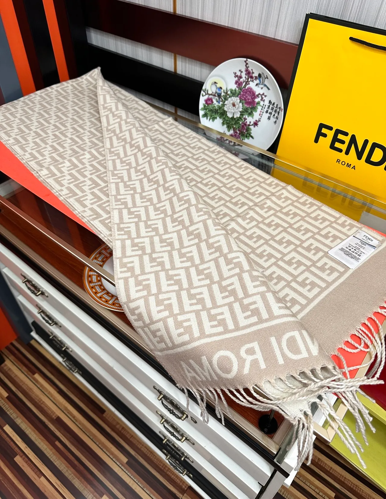 Fendi FF Roma Monogram Écharpe en Cachemire Beige et Crème 8