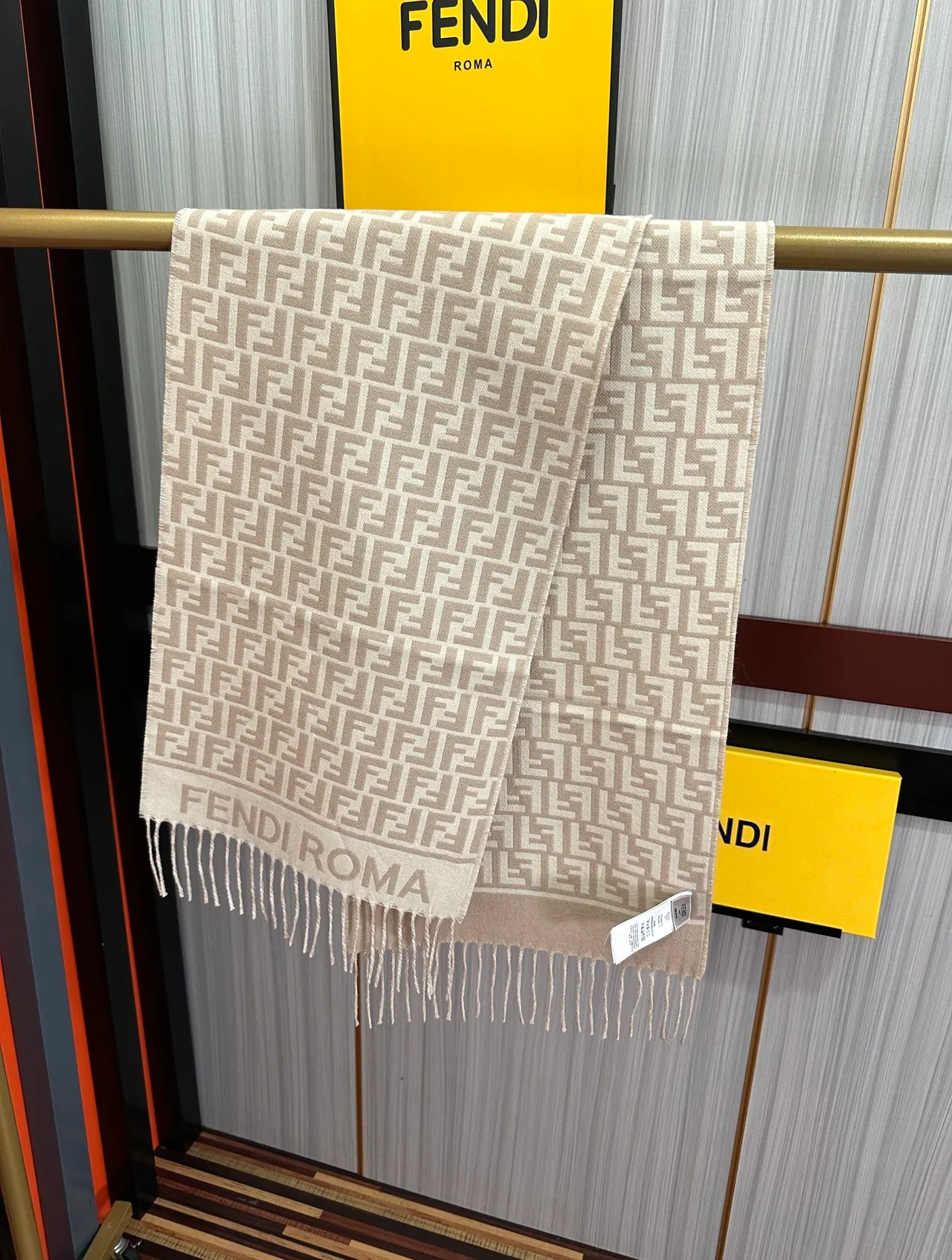 Fendi FF Roma Monogram Écharpe en Cachemire Beige et Crème 9