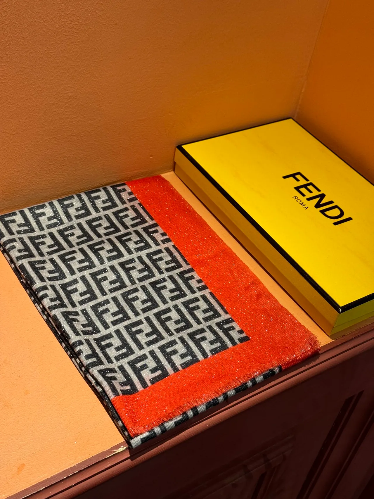 Fendi Châle Gris Rouge Impression Monogramme Bord Pailleté 6