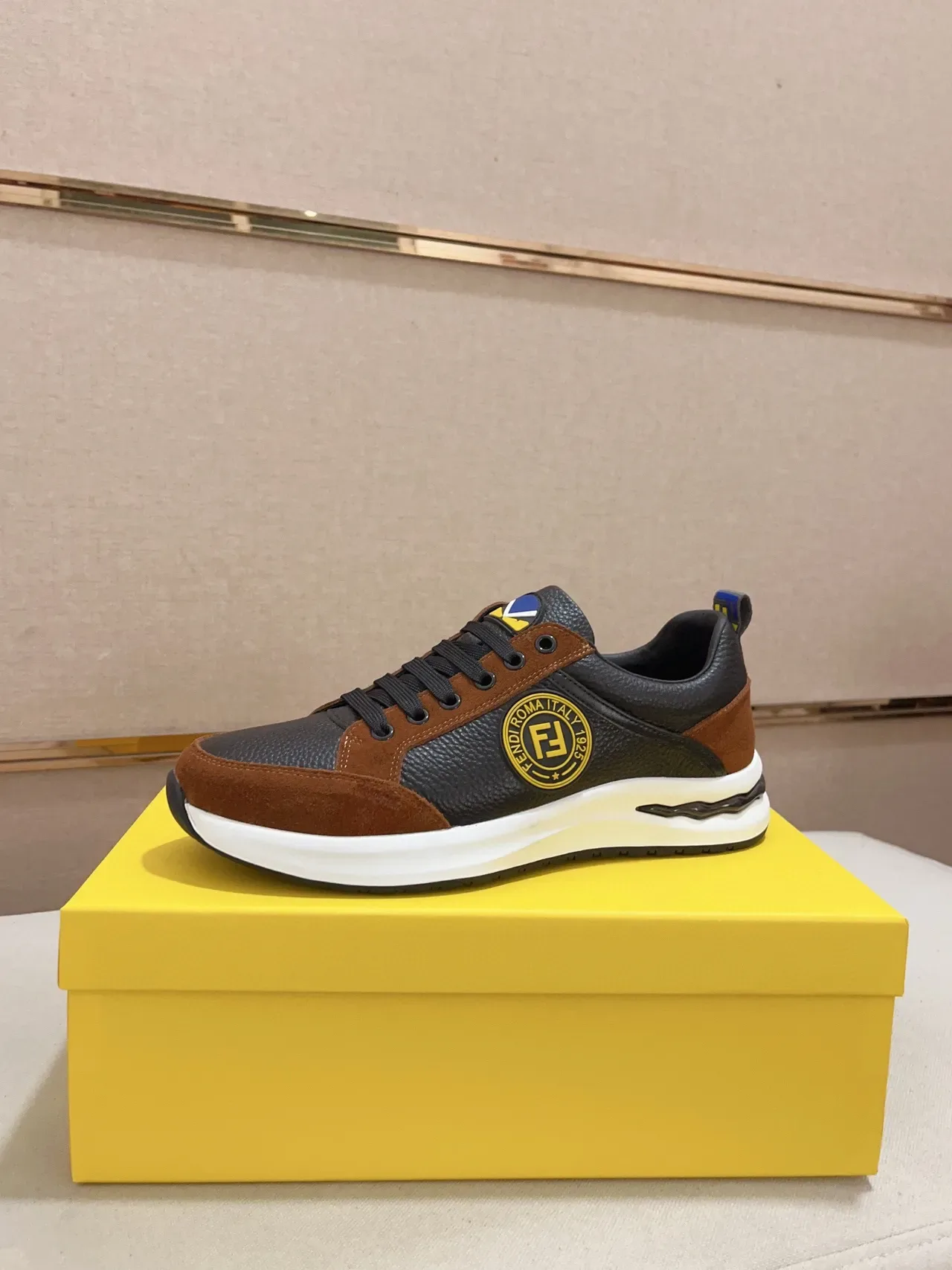 Fendi Lifestyle Sneaker أسود بني ملون محجوز جلد و سويد دائري FF Logo مداليون Lifestyle Sneakers 1