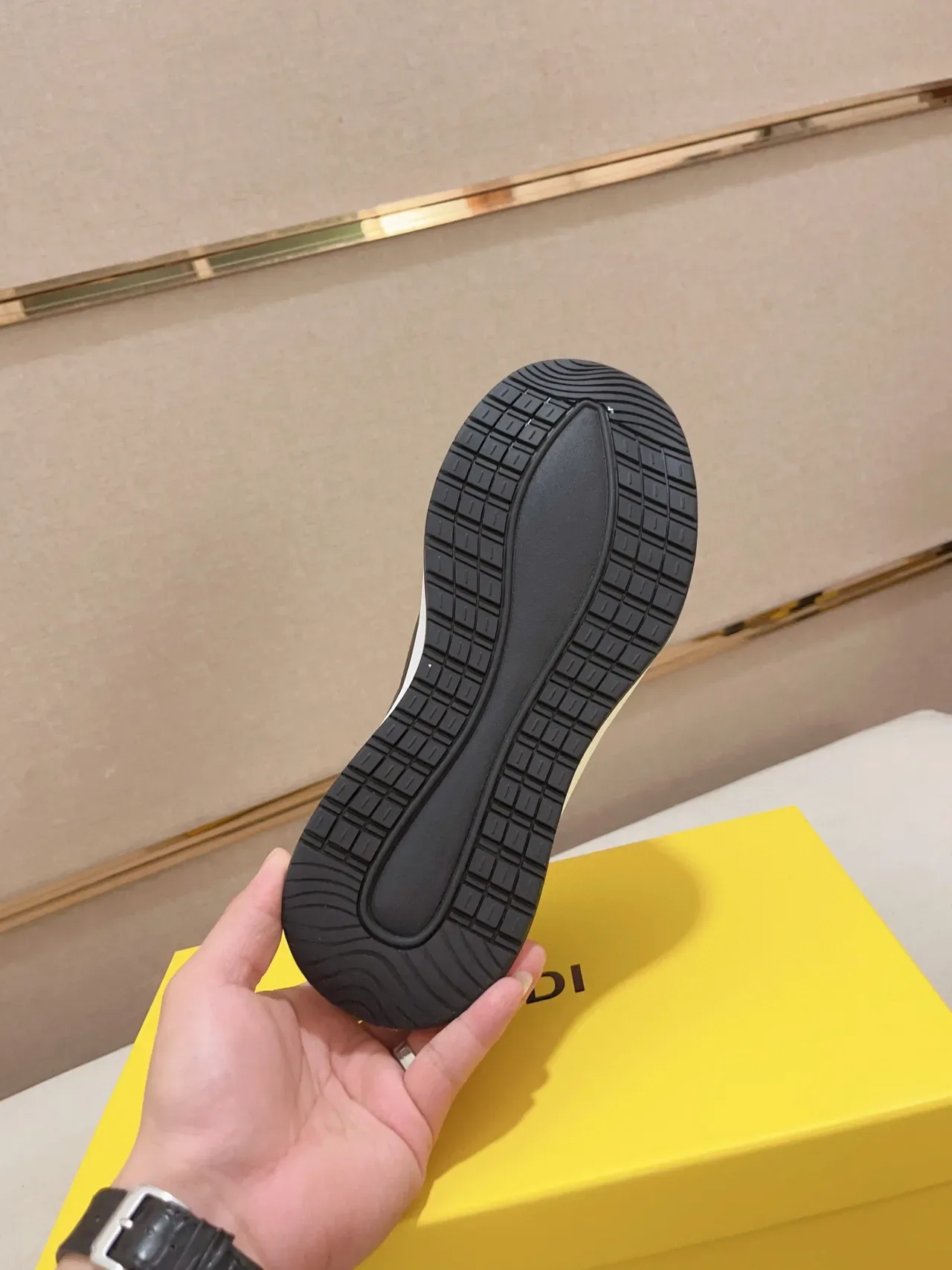 Fendi Lifestyle Sneaker أسود بني ملون محجوز جلد و سويد دائري FF Logo مداليون Lifestyle Sneakers 2