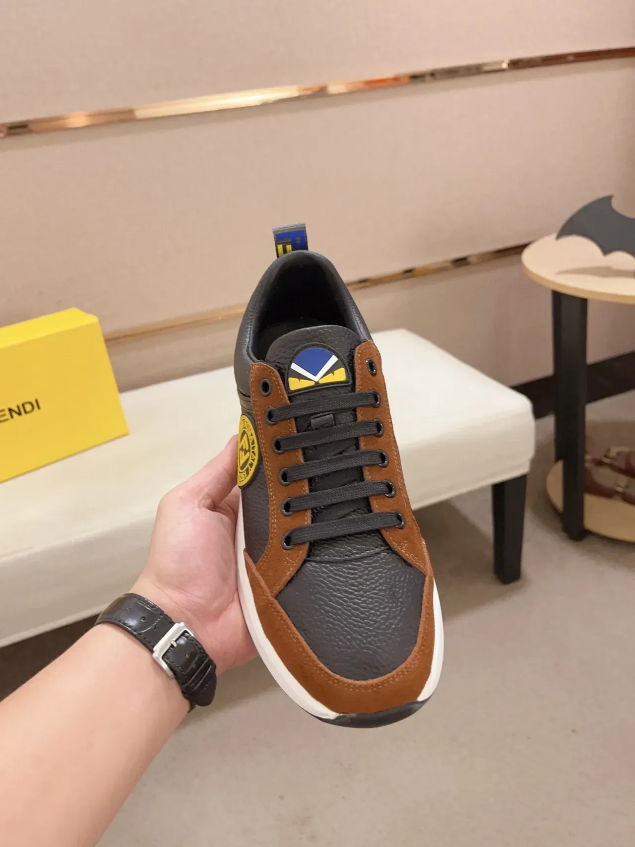 Fendi Lifestyle Sneaker أسود بني ملون محجوز جلد و سويد دائري FF Logo مداليون Lifestyle Sneakers 9