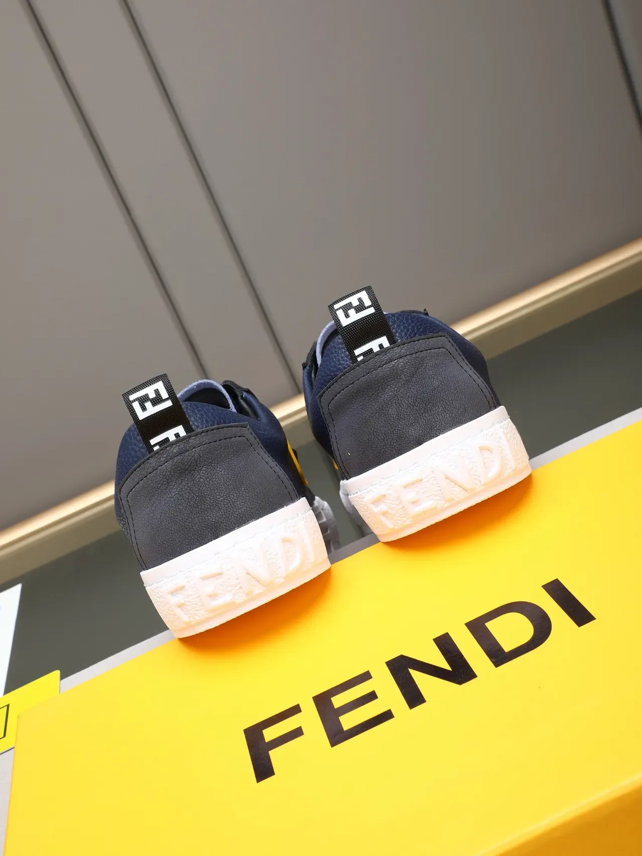 Fendi Monster Eye Bleu marine et jaune baskets lifestyle 4