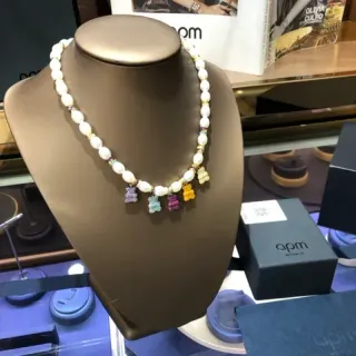 apm Monaco Collier de perles blanches multicolores avec pendentif d'ours émaillé