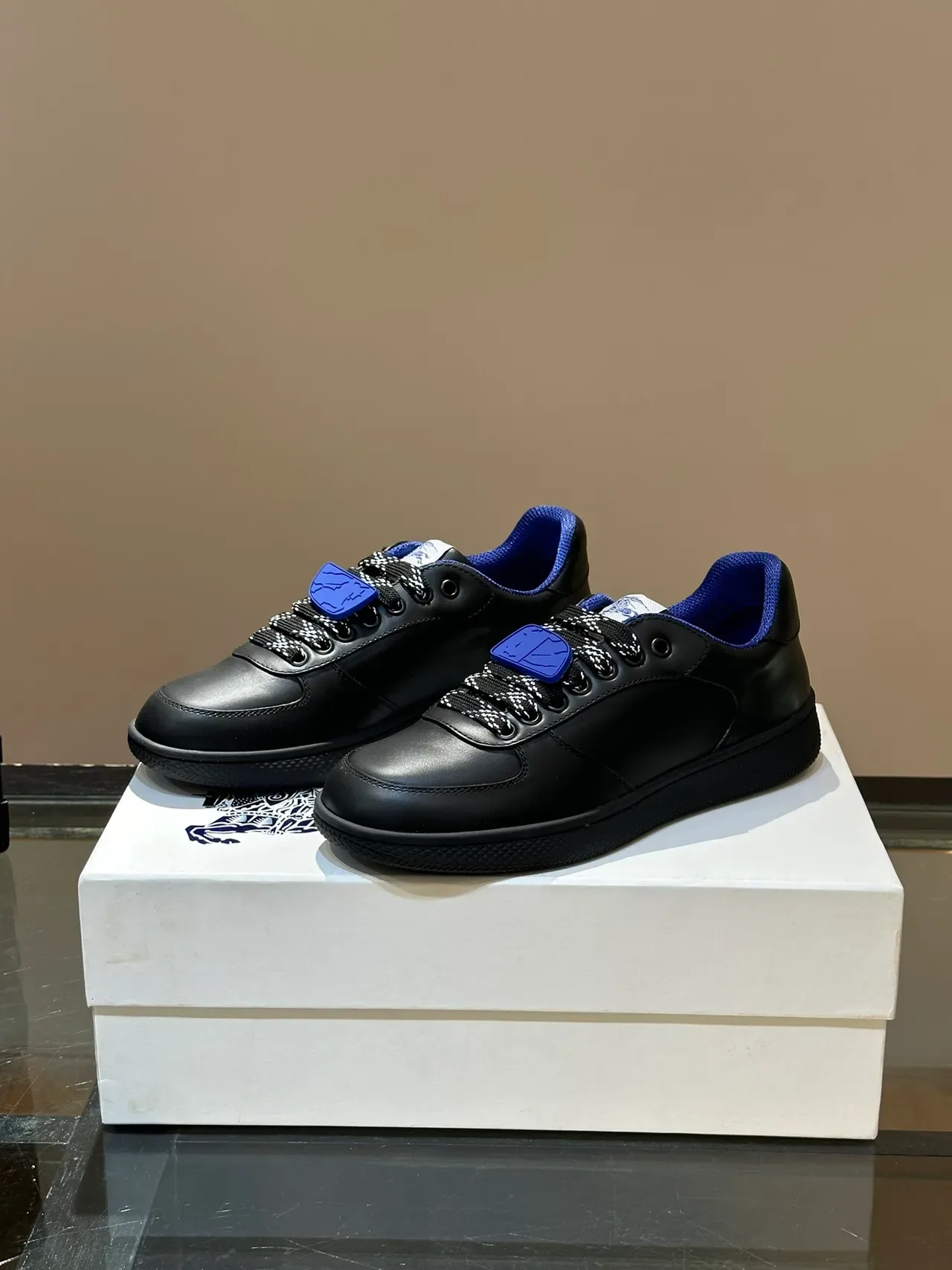 Black and Blue Contrast Lining Lifestyle Sneakers 5