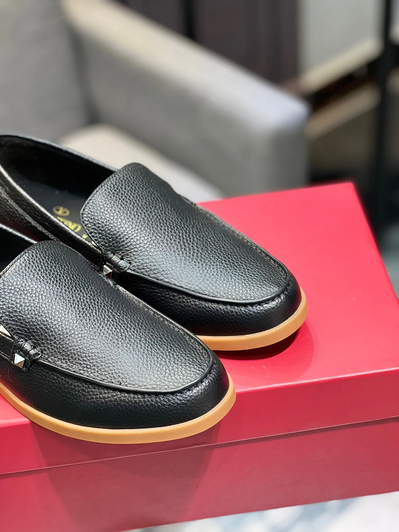Black Beige Pebbled Leather Gum Sole Loafer 9