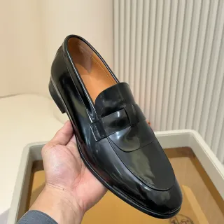 黑色棕色光泽漆皮一字带乐福鞋