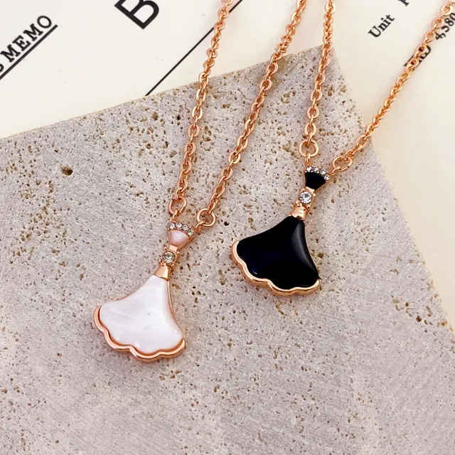 Black Gold Enamel Fan-Shaped Pendant Metal Necklace 3