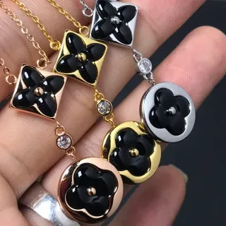 قلادة ذهب أسود زهرية رباعية مينا