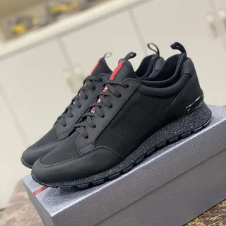 Tênis lifestyle preto com sola média granulada e acento vermelho