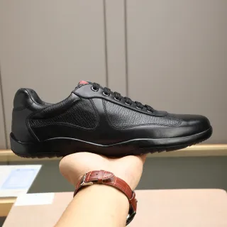 Sapatos casuais de couro preto e vermelho com painéis de textura pébblée