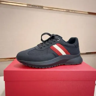 أحذية رياضية سوداء وحمراء low-top مع upper من شبكة وصناعي