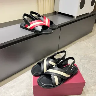 Sandales casuales noires à rayures avec brides croisées