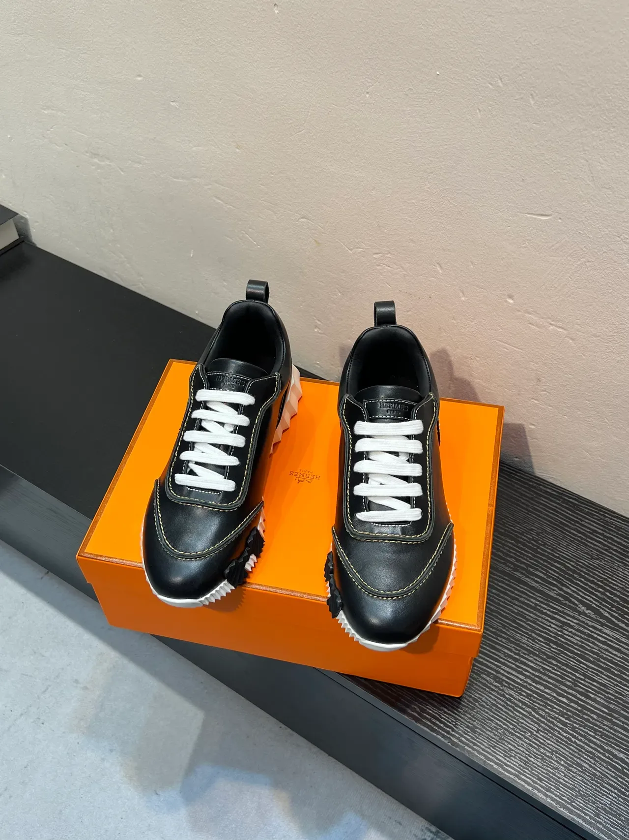 Black White Leather Upper Contrast Stitching Sneakers 2