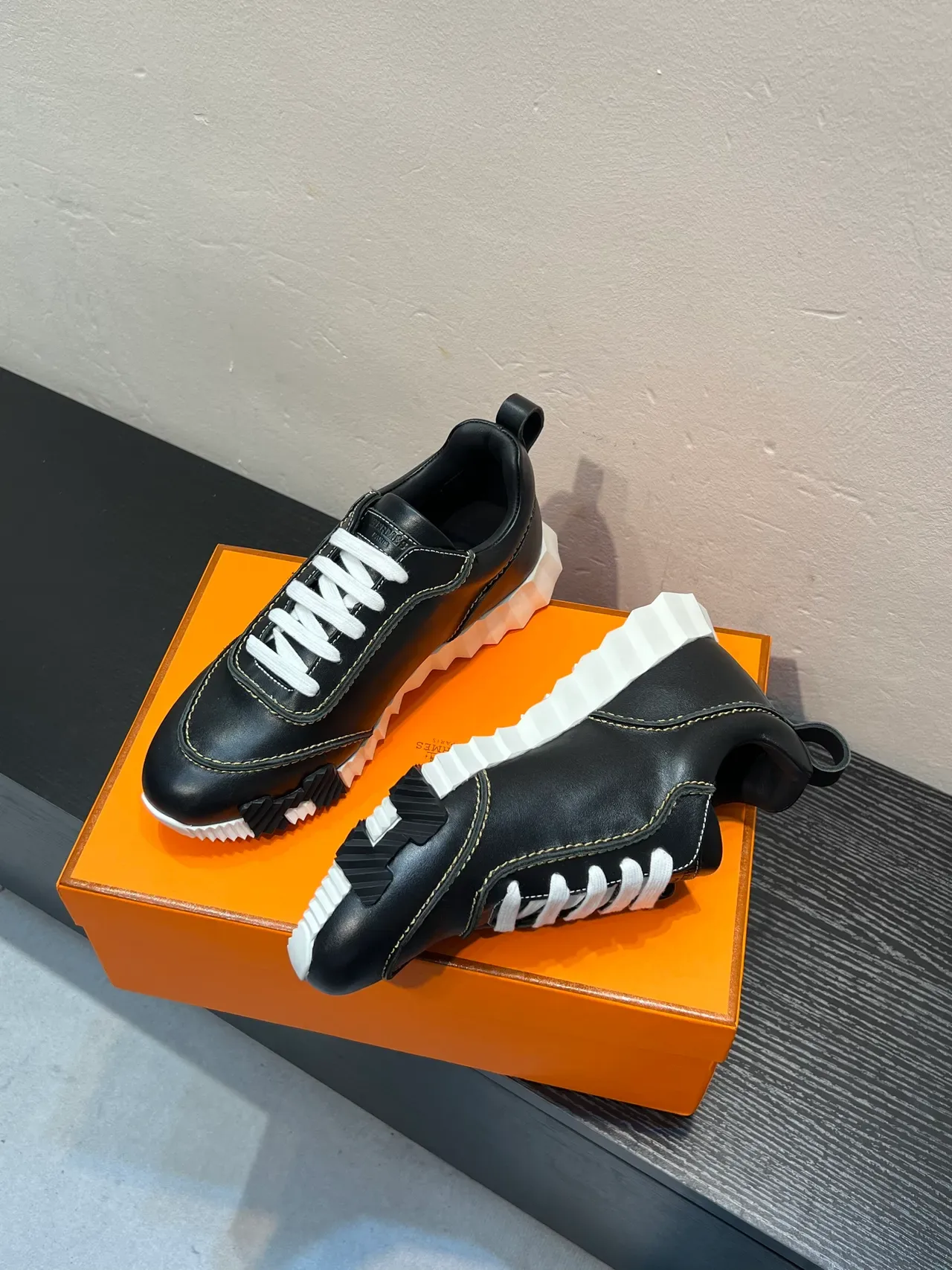 Black White Leather Upper Contrast Stitching Sneakers 4