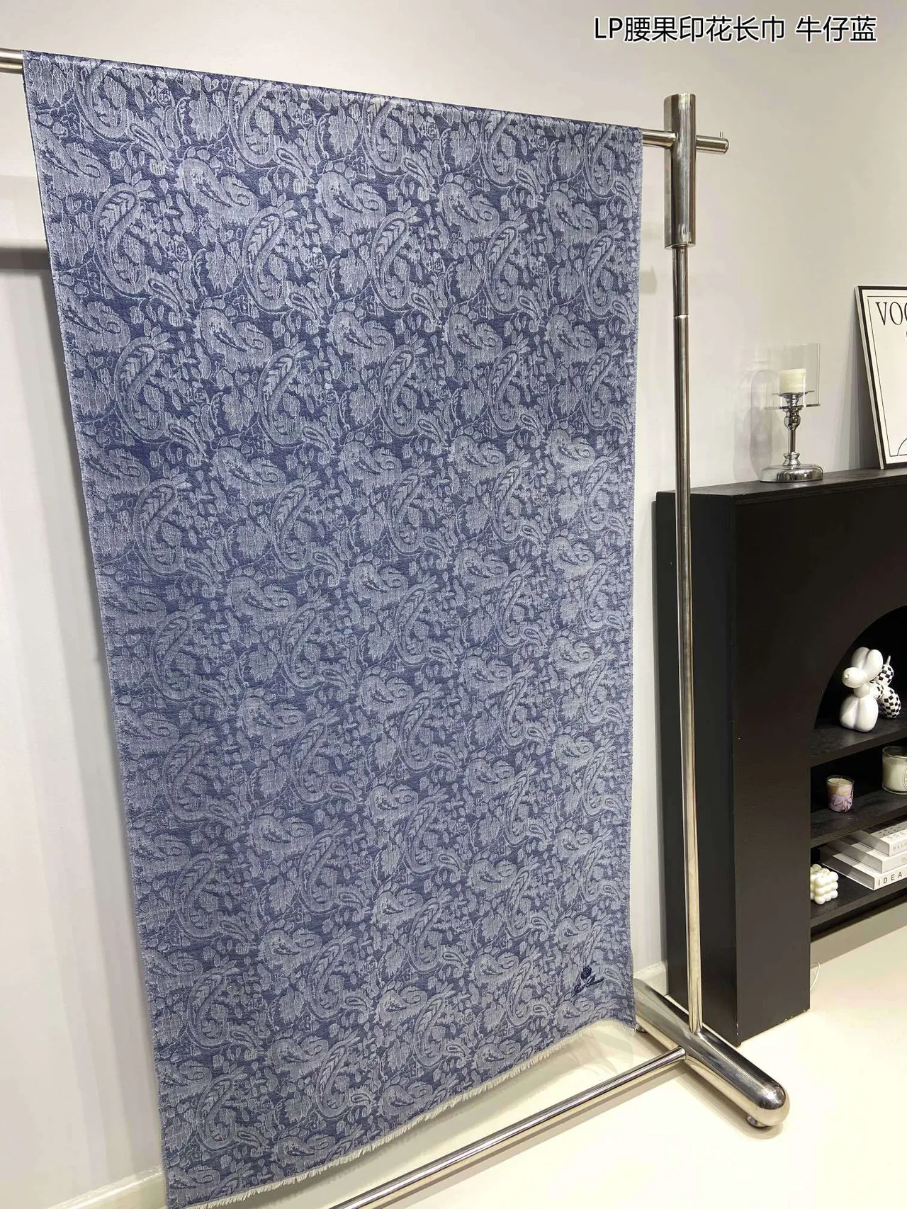 Cachecol de cashmere com estampa de paisley, borda franja e tecido jacquard em azul marinho 4