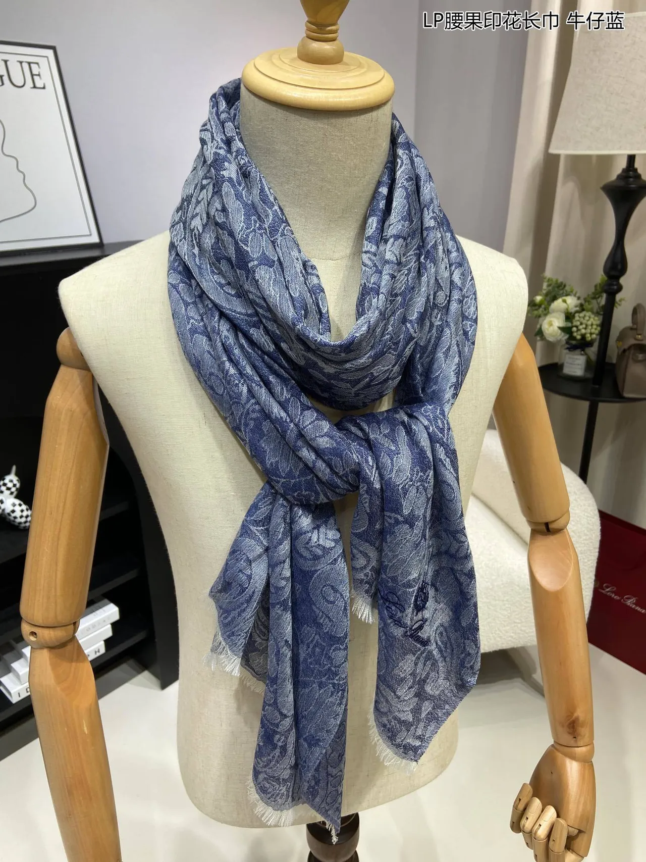 Cachecol de cashmere com estampa de paisley, borda franja e tecido jacquard em azul marinho 5