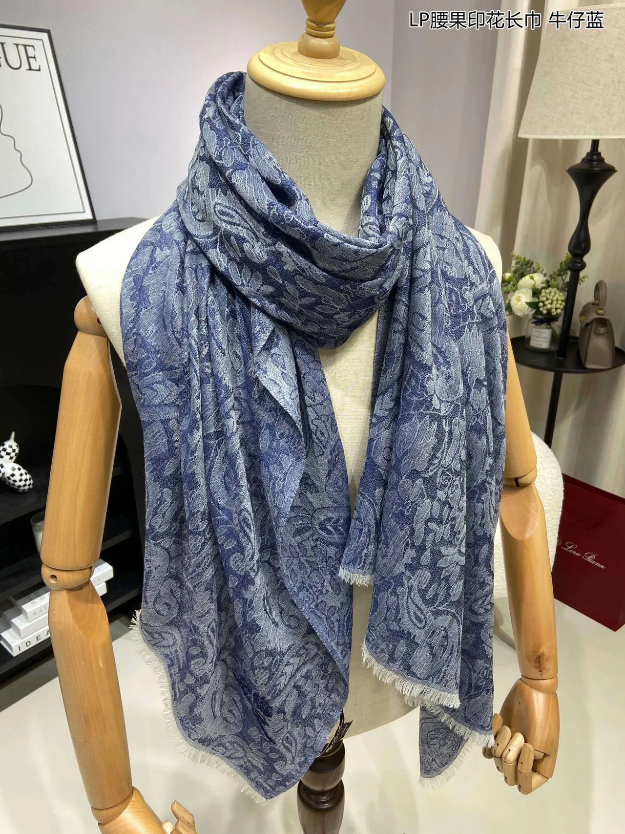 Cachecol de cashmere com estampa de paisley, borda franja e tecido jacquard em azul marinho 6