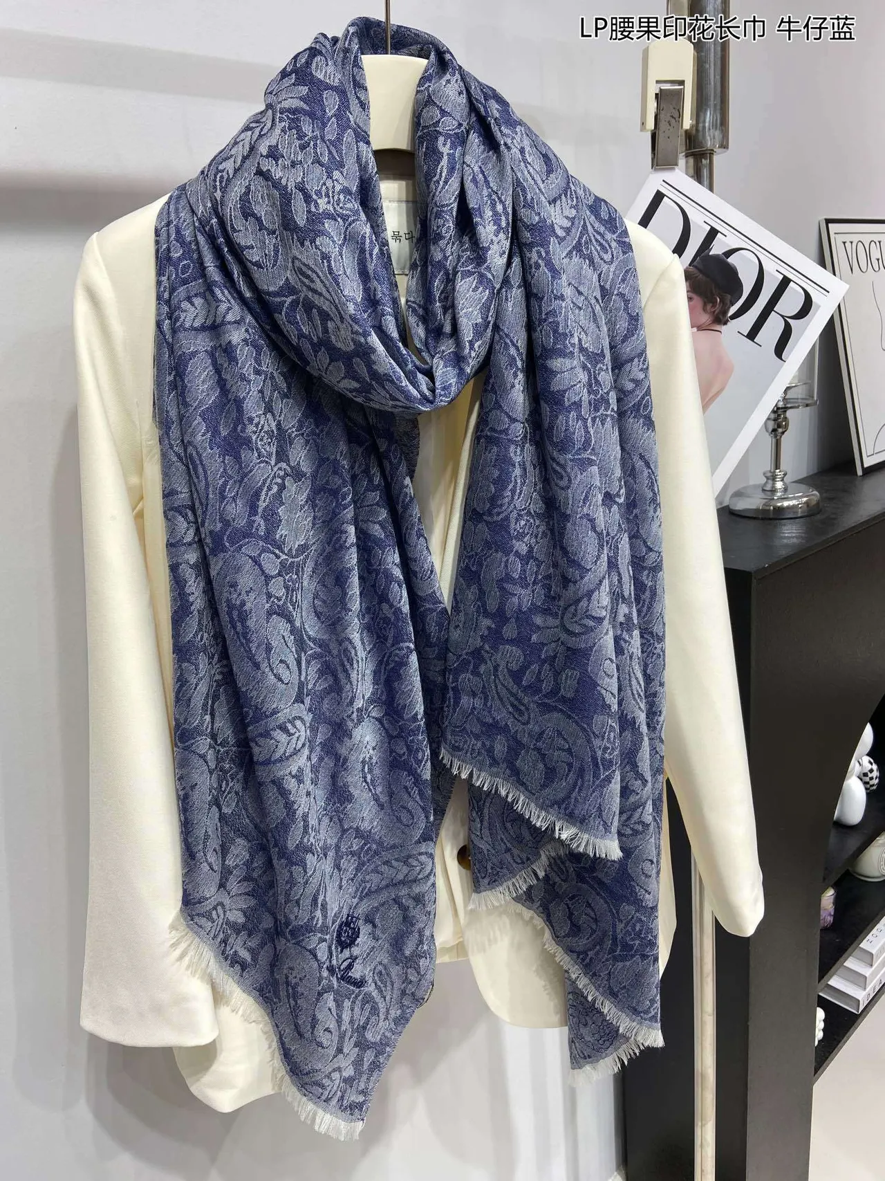 Cachecol de cashmere com estampa de paisley, borda franja e tecido jacquard em azul marinho 8