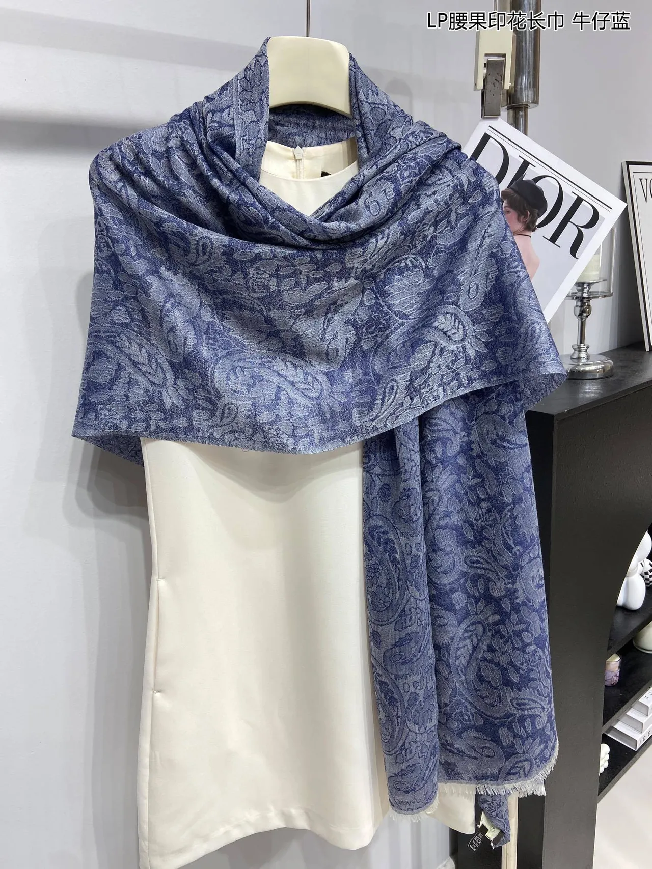 Cachecol de cashmere com estampa de paisley, borda franja e tecido jacquard em azul marinho 9