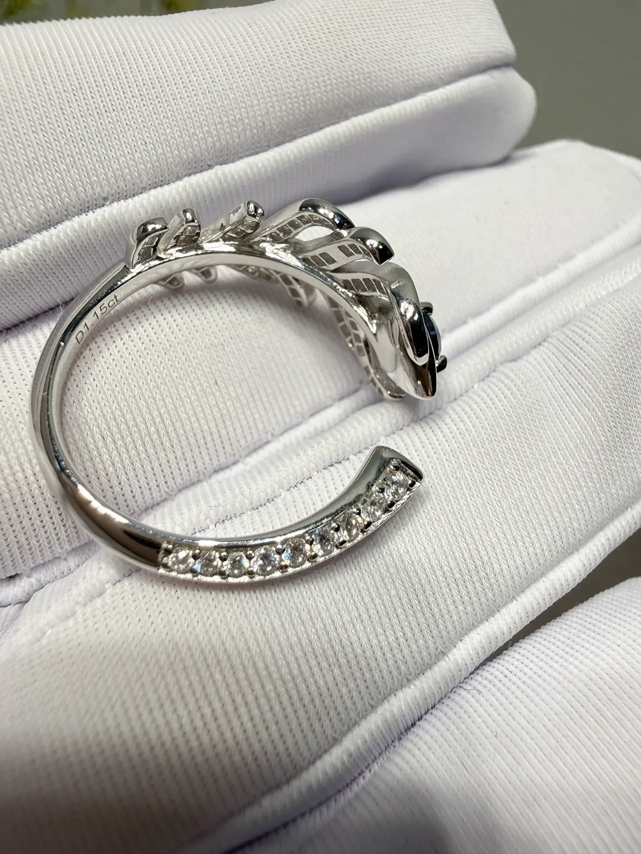 Blue Silver Openwork Feather Motif Pavé-Set Diamonds Ring 2