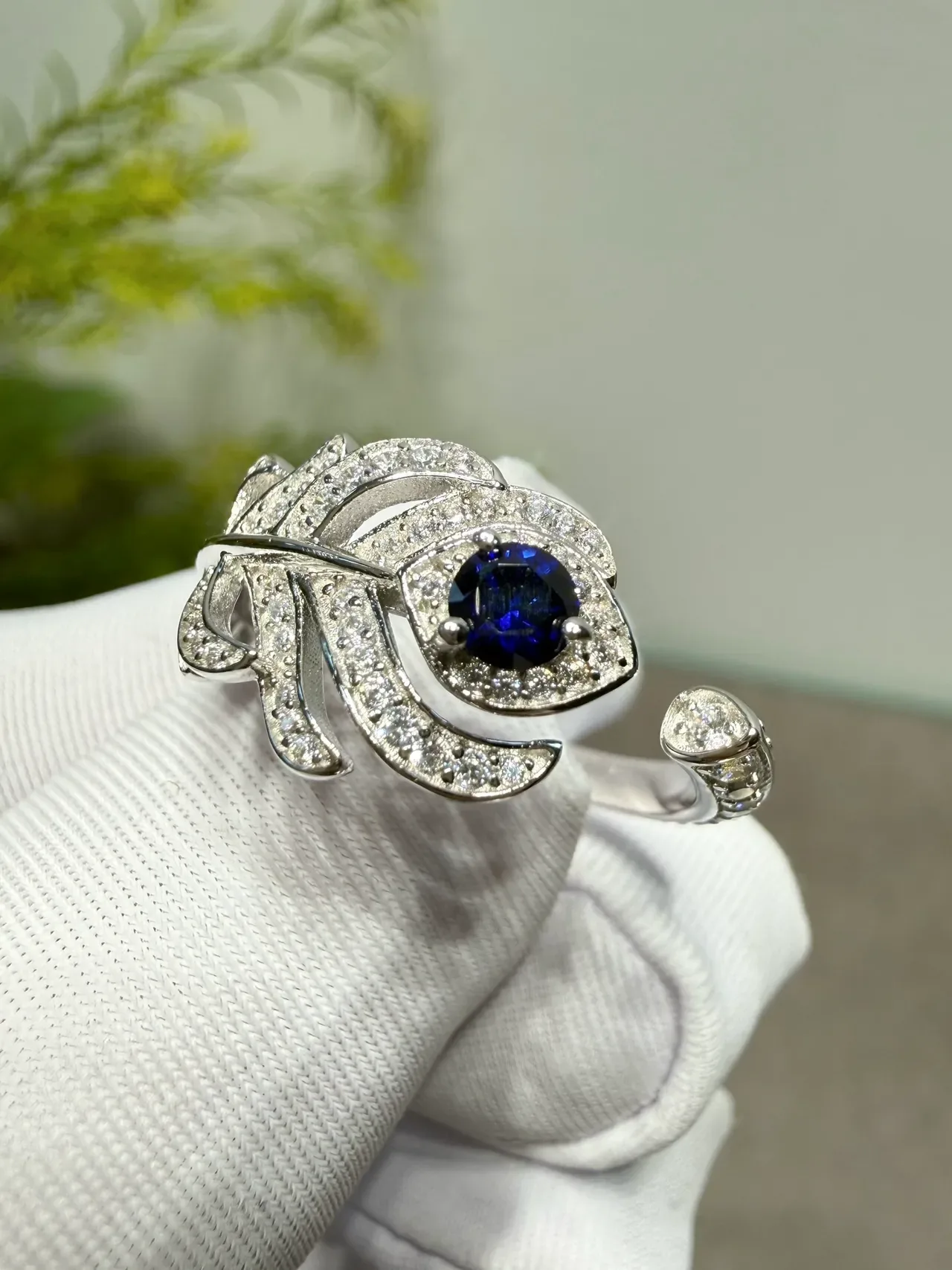 Blue Silver Openwork Feather Motif Pavé-Set Diamonds Ring 3