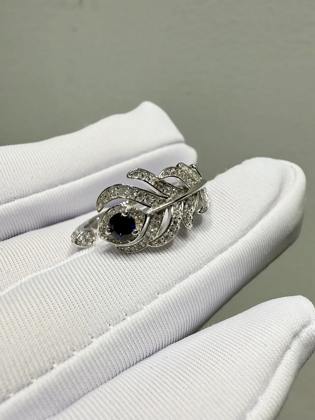 Blue Silver Openwork Feather Motif Pavé-Set Diamonds Ring 4