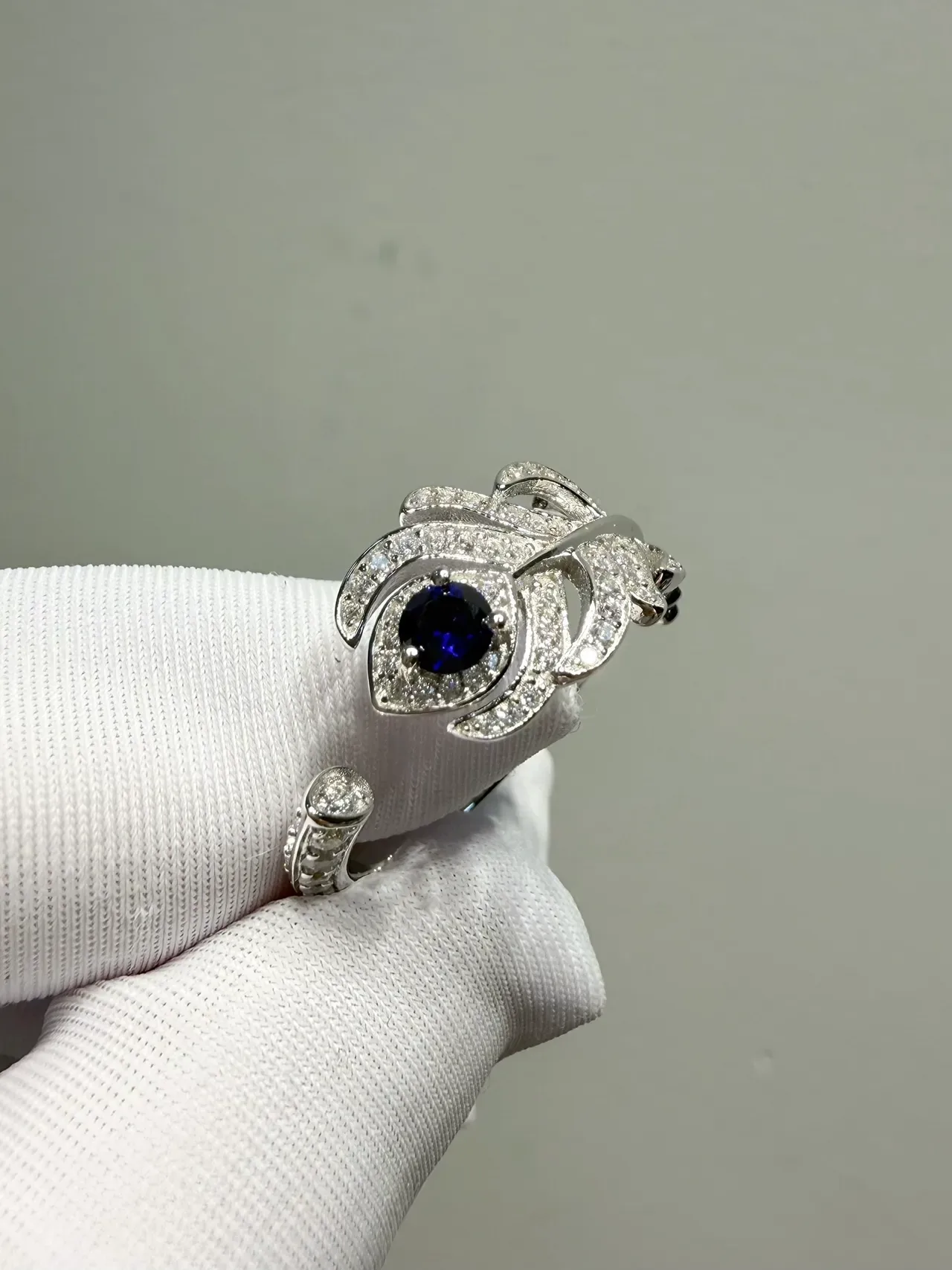 Blue Silver Openwork Feather Motif Pavé-Set Diamonds Ring 6
