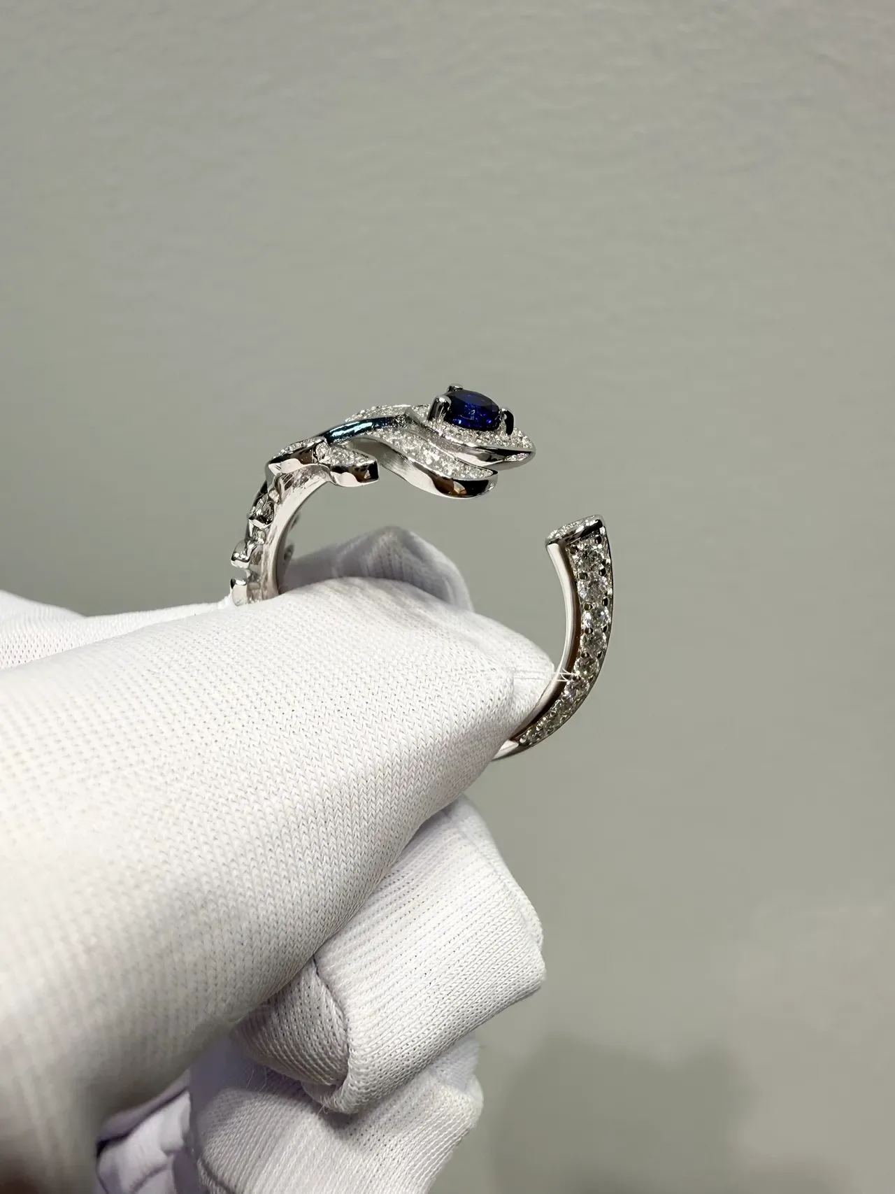 Blue Silver Openwork Feather Motif Pavé-Set Diamonds Ring 8