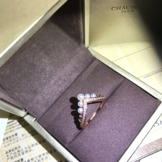 CHAUMET V-Shaped Pearl and Pavé Diamond Ring 2