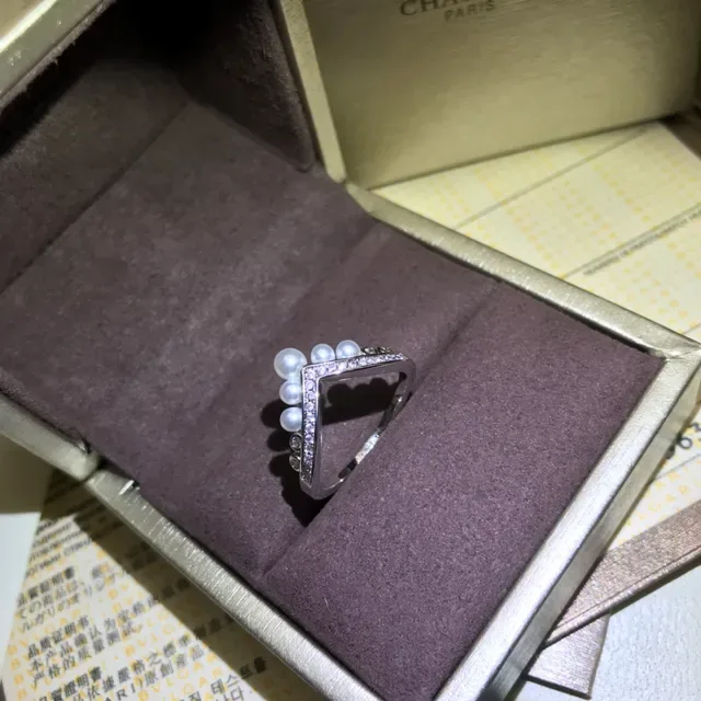 CHAUMET V-Shaped Pearl and Pavé Diamond Ring 4