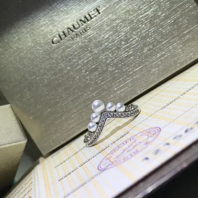 CHAUMET V-Shaped Pearl and Pavé Diamond Ring 6