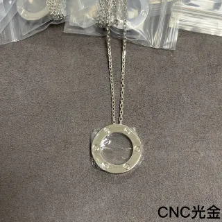 Colar com pingente circular CNC usinado com acento de parafuso