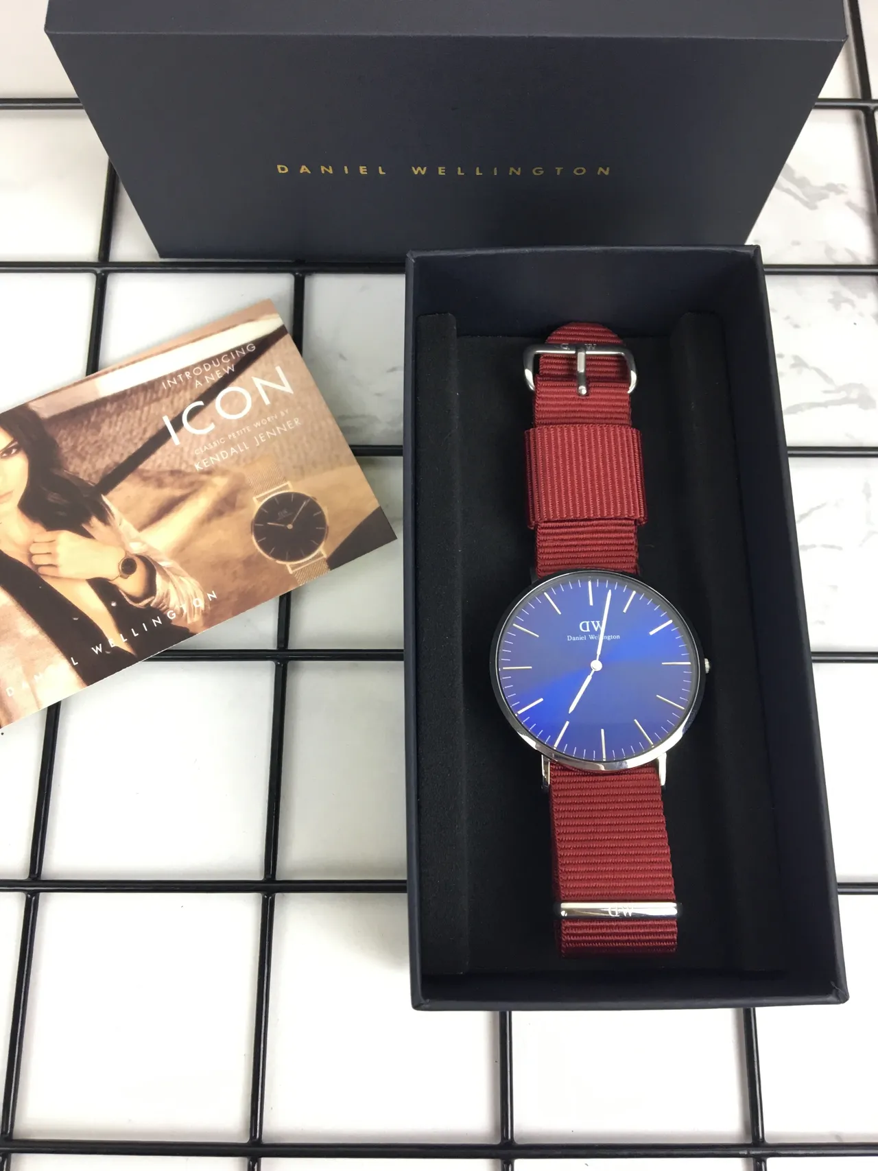 Daniel Wellington Blue Red Minimalist Gradient Dial Quartz Watch 2
