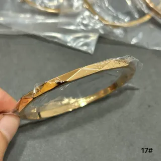 Brazalete rígido facetado geométrico pulido tono dorado