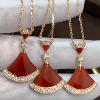 Colares de pingente em forma de leque com pedras vermelhas e diamantes Pavé