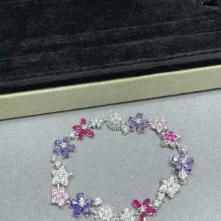 Pulsera de motivo floral y estrella de múltiples piedras