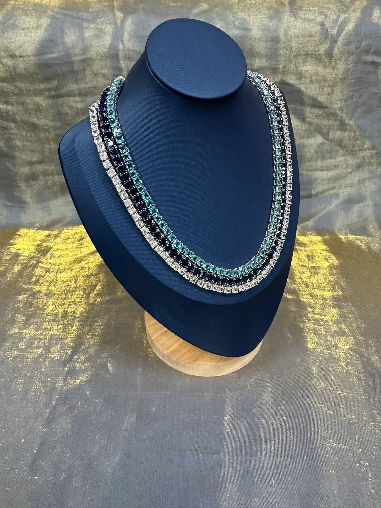 Collier Rígide en Pierres de Coupe Carrée Totalement Pavées 6